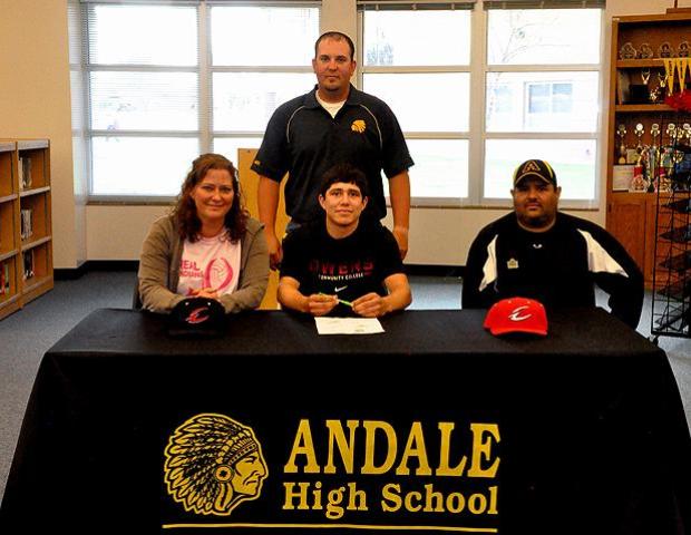 Tyler Winsor, front center, is surrounded by his parents, Danny and Roxanne (front row), as well as his high school head coach, Chase Boyd. Photo by Owens Sports Information