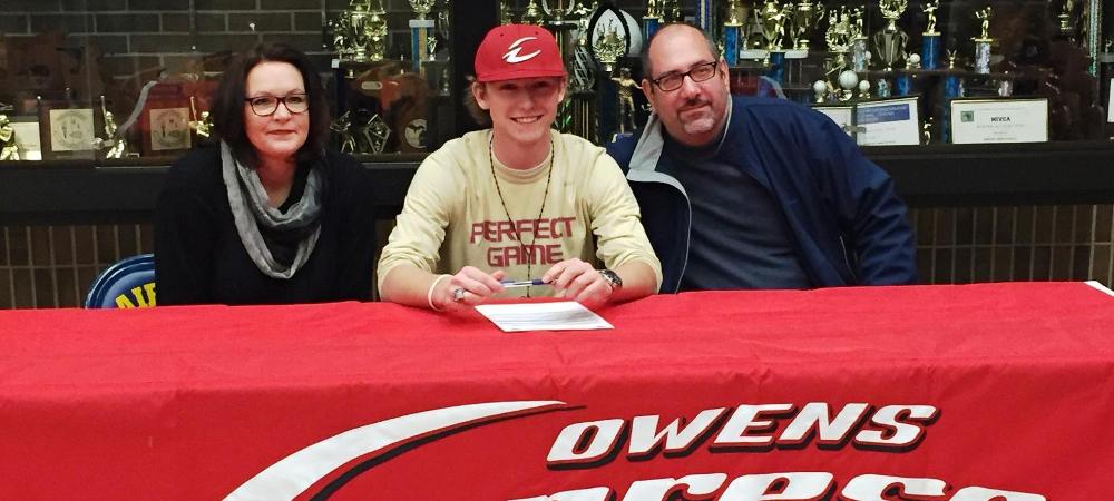 Jared Pingitore, center, is pictured with his family after signing his LOI. Photo by Owens Sports Information