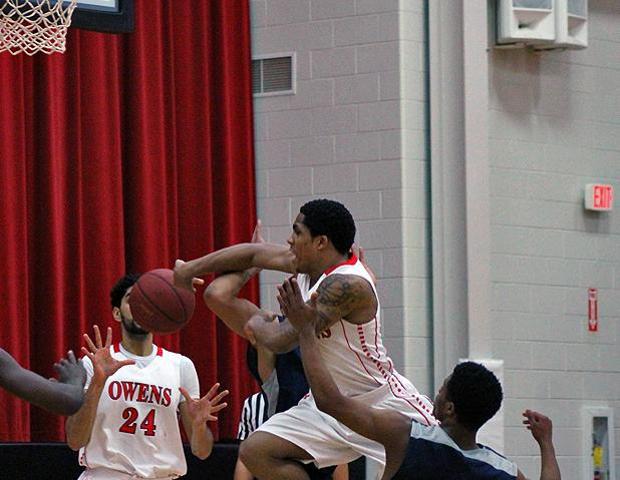 Bik Gill receives a pass from Shaakir Lindsey in the second half before depositing it for two of his 21 points. Photo by Nicholas Huenefeld/Owens Sports Information