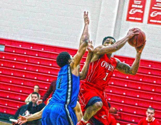 Shaakir Lindsey drives for two of his 13 points in today's 111-89 win over Lakeland. Photo by Sierra Harley/Owens Sports Information