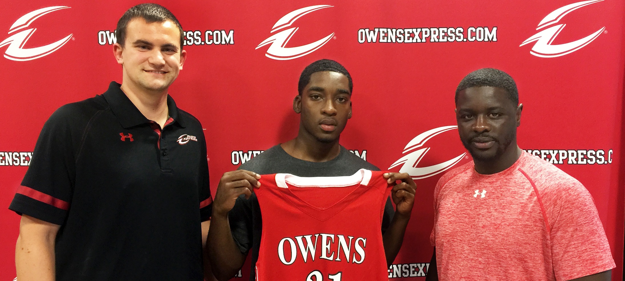 Larry Green, center, is pictured with Owens head MBB coach Dennis Springs (right) and assistant coach Brennan Brooker. Photo by Owens Sports Information