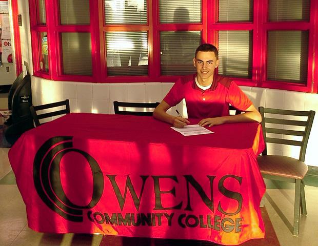 With the sun shining in, Brandon Hoelzer signed a letter of intent to play for the Express golf team next year. Photo courtesy of Josh Williams/Owens Sports Information