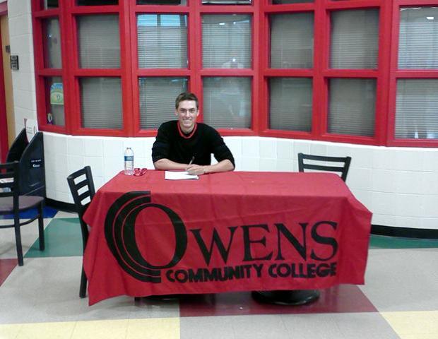 Robbie Lane signs his letter of intent to play golf for the Express next year. Photo courtesy of Josh Williams/Owens Sports Information