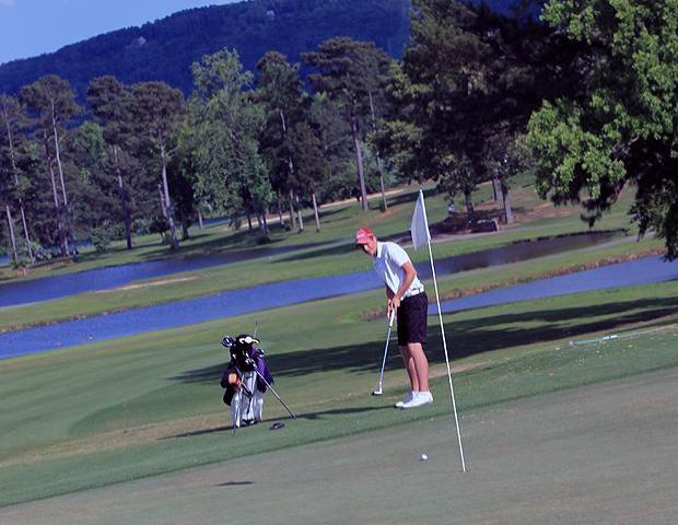 Luke Berger attempts a putt on the 18th hole today. The sophomore finished with the team's low score at +2, totaling a 74. Photo by Nicholas Huenefeld/Owens Sports Information