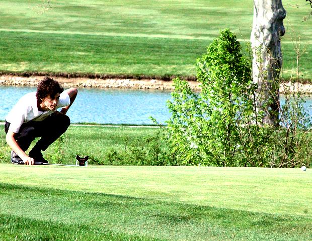 Brandon Hoelzer eyes up a potential putt. The outgoing sophomore has signed with NCAA Division I Longwood University. Photo by Nicholas Huenefeld/Owens Sports Information