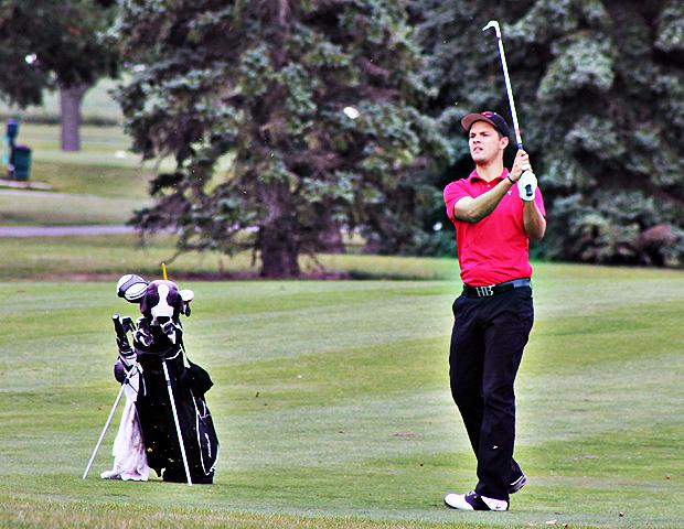 Harrison Long watches his shot hit the green on the eighth hole of today's Jon P. Spiess Memorial. Photo by Nicholas Huenefeld/Owens Sports Information