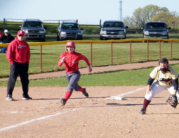 Melanie Iacoangeli gets a jump off third base against Jackson. The freshman rightfielder had six hits, three runs and seven stolen bases in the doubleheader vs Jackson. Below, Express catcher Olivia Reeder looks to the bench for a sign. Photos by Nicholas Huenefeld/Owens Sports Information