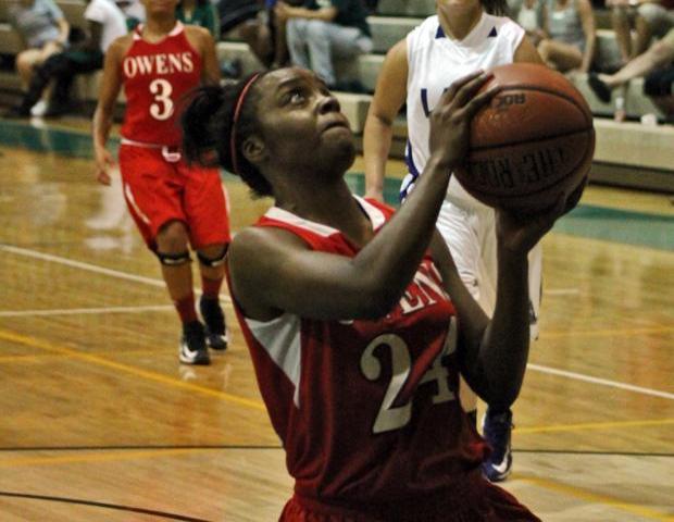 Breonna House, pictured here, finished with 11 points and three assists against Mott. She made her first start of the season and went 6-for-6 from the foul line. Photo by Owens Sports Information