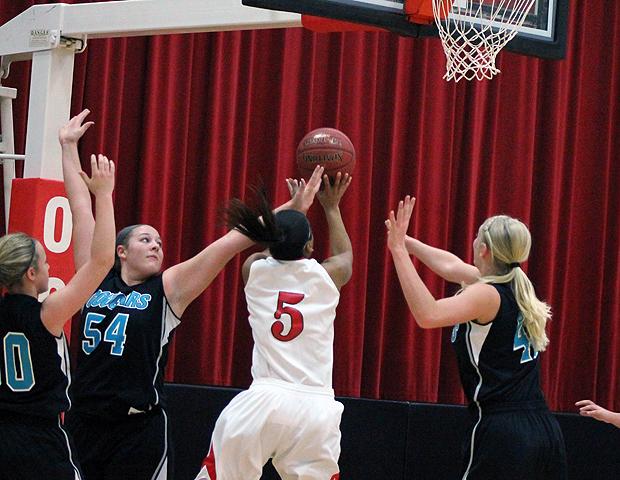 Kamilah Carter cuts her way through traffic for two of her 22 second half points. She finished with a game-high 28 points. Photo by Nicholas Huenefeld/Owens Sports Information