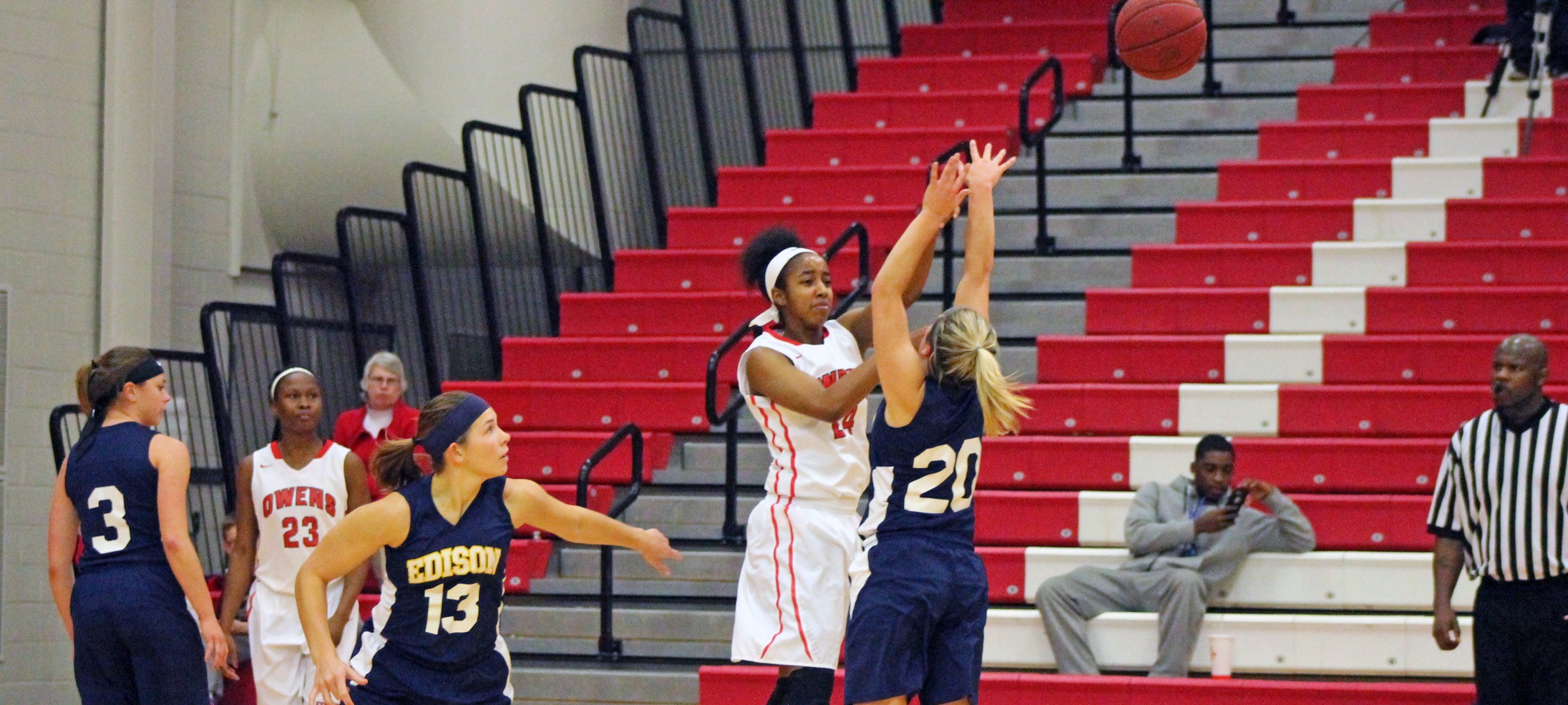 Ariel Bethea passes out of traffic against Edison. Photo by Nicholas Huenefeld/Owens Sports Information