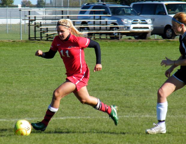 Kendra Eitniear breaks free along the sideline. Photo by Nicholas Huenefeld