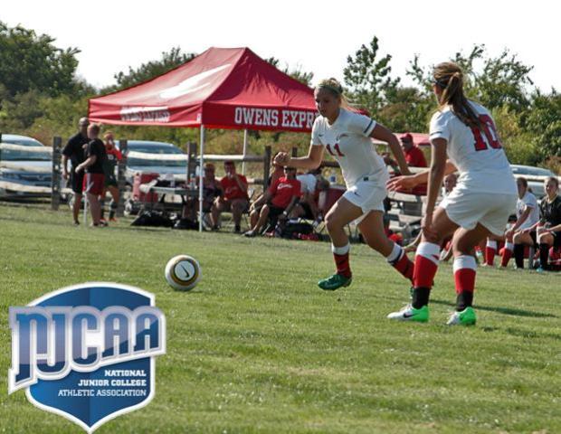 Kendra Eitniear (11) was named to the NJCAA D-I Honorable Mention All-American team. Photo by Nicholas Huenefeld/Owens Sports Information