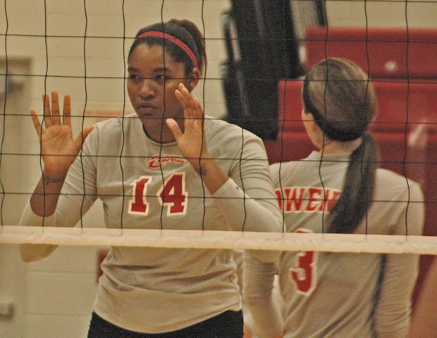 Jazmine Thomas prepares for a point against Iowa Central earlier this year. The No. 16 Express volleyball team defeated Iowa Central and three others, including the top ranked team in the nation at the NJCAA D-III level, in the Kishwaukee Invitational this weekend. Photo by Nicholas Huenefeld/Owens Sports Information