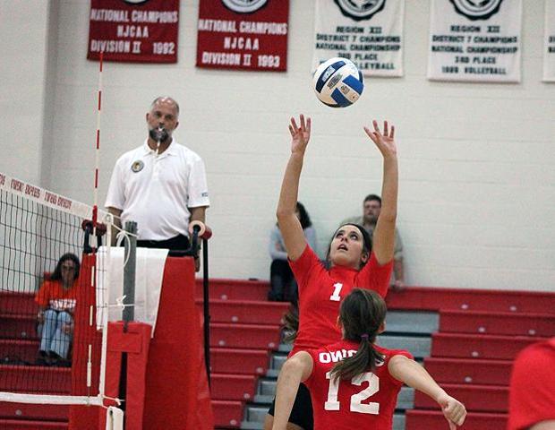 Ciarra Wirick, pictured here setting the ball for Kayla Siefker, set season-highs in kills, digs, assists and blocks this weekend. Photo by Nicholas Huenefeld/Owens Sports Information