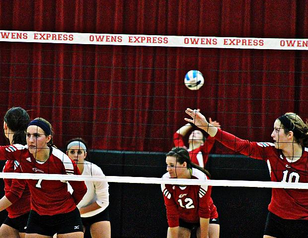 Ally Mikesell (7), Ciarra Wirick (white), Kayla Siefker (12), Macy Reigelsperger (10) and Aricka LaVoy (serving) led the Owens volleyball team to a 2-2 record in Illinois this weekend. Photo by Nicholas Huenefeld/Owens Sports Information