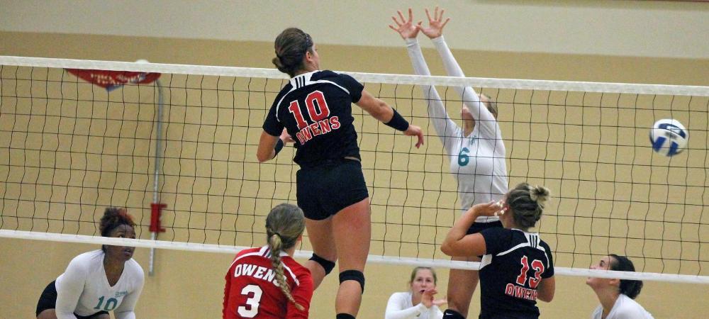 Macy Reigelsperger skied for 30 kills in today's wins over No. 10 McHenry County and Oakland. Photo by Nicholas Huenefeld/Owens Sports Information