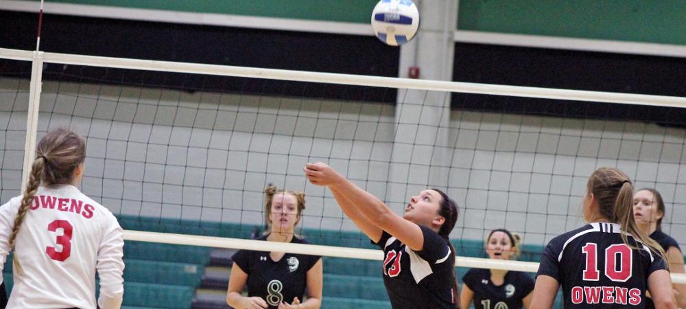 Carrigan Gray sets a ball during the team's match at Cincinnati State this past weekend. Photo by Nicholas Huenefeld/Owens Sports Information