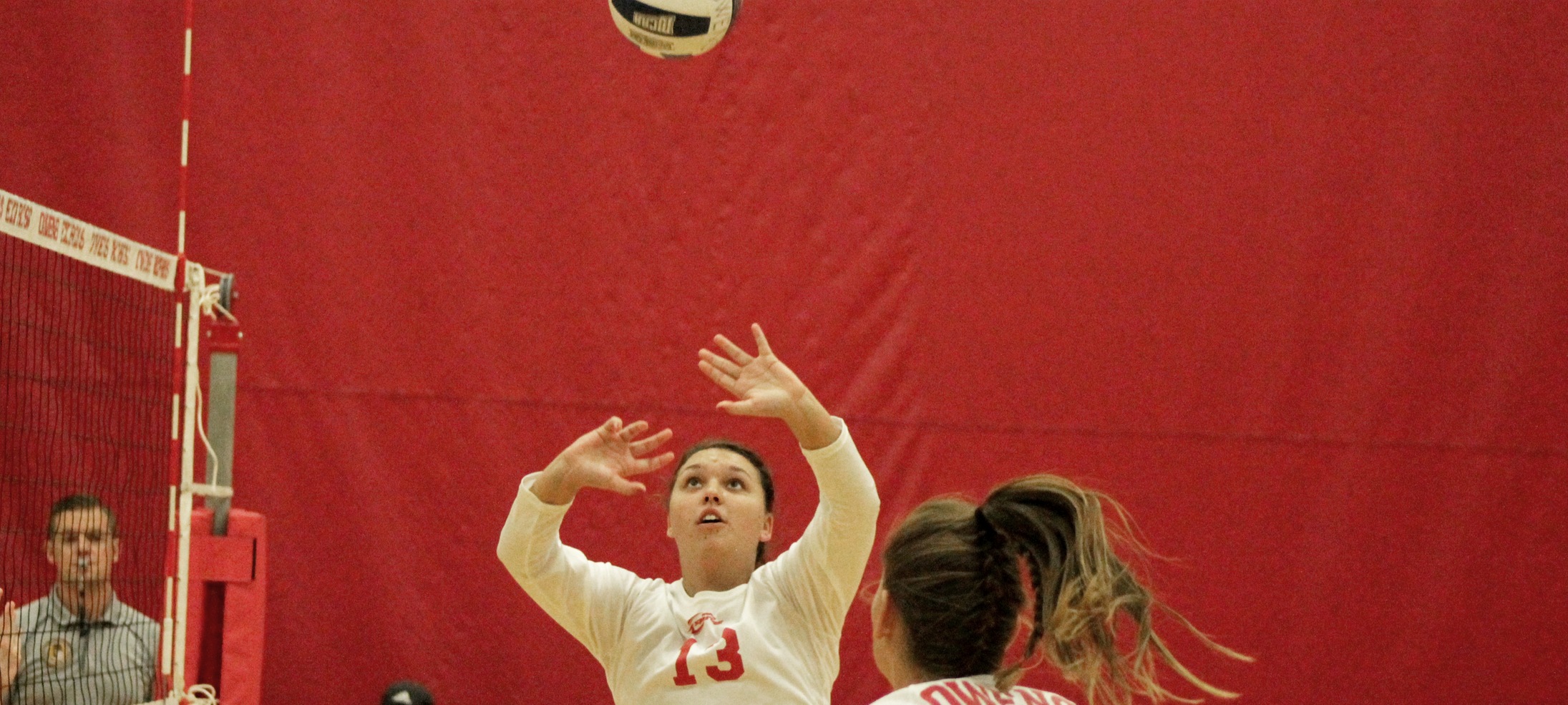 Carrigan Gray, who had 22 assists last night to tie a season-high, is pictured here setting the ball to Devon Heitkamp. Photo by Nicholas Huenefeld/Owens Sports Information